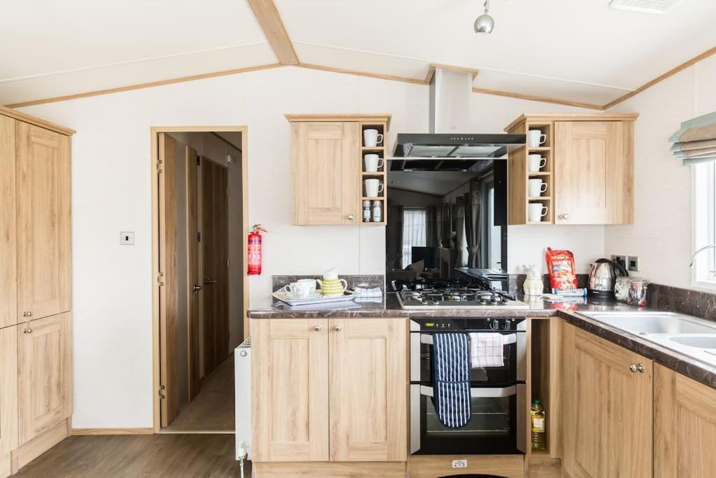 Вилла Waters Edge, Hoburne Cotswolds Саут-Керни Экстерьер фото